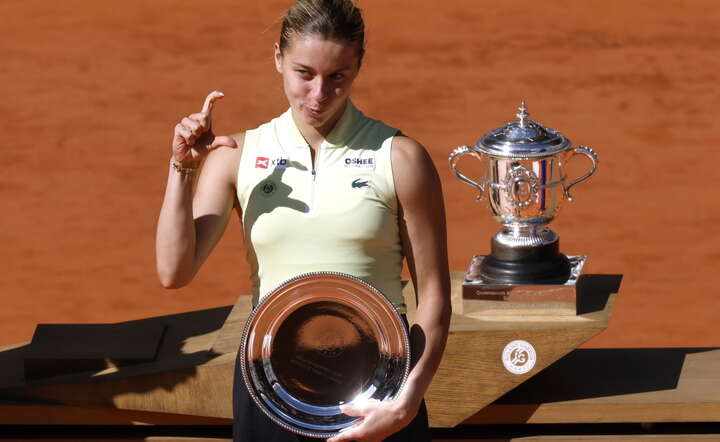 Maja Chwalińska z nagroda za zajęcie drugiego miejsca w French Open / autor: PAP/ EPA/YOAN VALAT 
