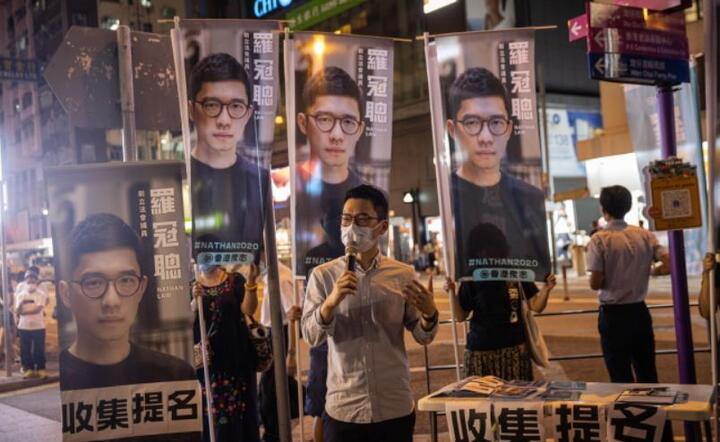 Członek pro-demokratycznej organizacji politycznej Demosisto na wiecu w Hongkongu, 19 bm.  / autor: PAP/EPA/JEROME FAVRE