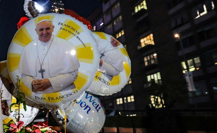 Przed kliniką Gemelli gromadzą się wierni, modlący się o zdrowie papieża Franciszka / autor: EPA/GIUSEPPE LAMI 