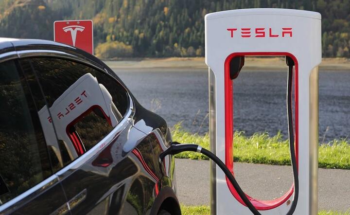 Tak Tesla zarobi na spalinowych autach konkurentów