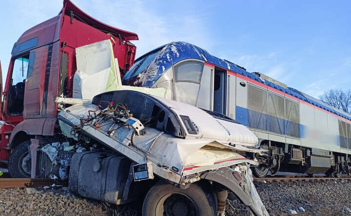 Zniszczona ciężarówka po zderzeniu z pociągiem Intercity / autor: X @KWP_Olsztyn