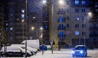 Śnieg pozbawił prądu kilkanaście tysięcy ludzi, apel o ostrożność