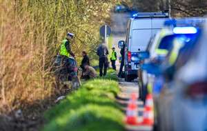 Policja i prokuratura pracują na miejscu wypadku w Dąbrowie Górniczej. W wypadku zginął poseł Lewicy, Łukasz Litewka. Potrącił go samochód, kiedy jechał na rowerze / autor: PAP/Art Service