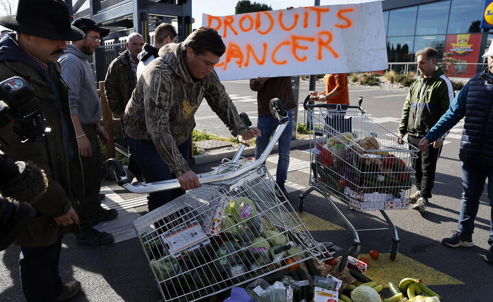 Farmers continue to protest in France / autor: PAP/EPA/SEBASTIEN NOGIER
