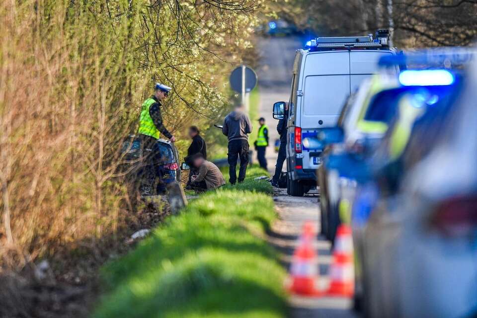 Policja i prokuratura pracują na miejscu wypadku w Dąbrowie Górniczej. W wypadku zginął poseł Lewicy, Łukasz Litewka. Potrącił go samochód, kiedy jechał na rowerze / autor: PAP/Art Service