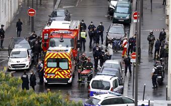 Paryż, policjant zastrzelił mężczyznę za atak nożem