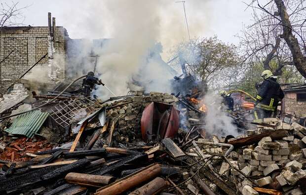 Na zdjęciu zniszczenia po rosyjskim nalocie w okolicy Charkowa / autor: PAP/EPA