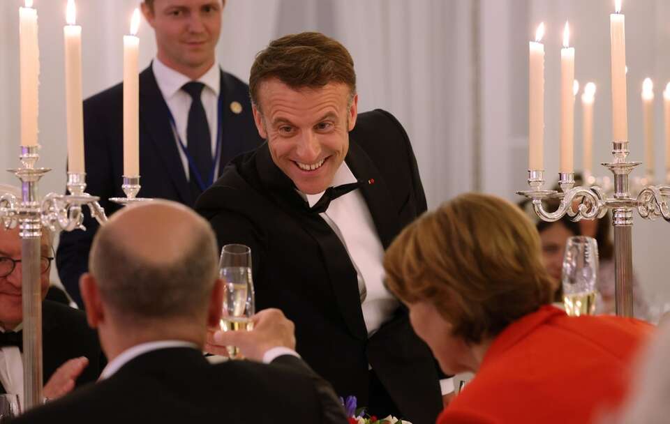 Emmanuel Macron i Olaf Scholz wznoszą toast / autor: PAP/EPA/Sean Gallup / POOL