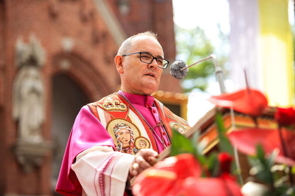 Metropolita katowicki abp Andrzej Przybylski podczas archidiecezjalnej pielgrzymki mężczyzn i młodzieńców do sanktuarium Matki Sprawiedliwości i Miłości Społecznej w Piekarach Śląskich / autor: PAP/Jarek Praszkiewicz