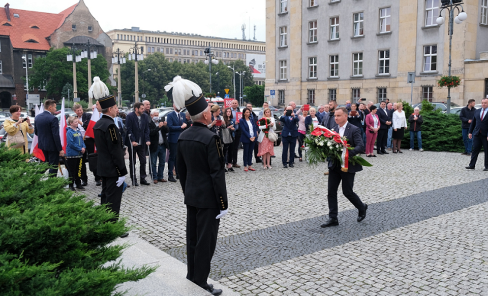Prezydent Andrzej Duda składa wieńce przed pomnikiem Wojciecha Korfantego / autor: PAP/Hanna Bardo