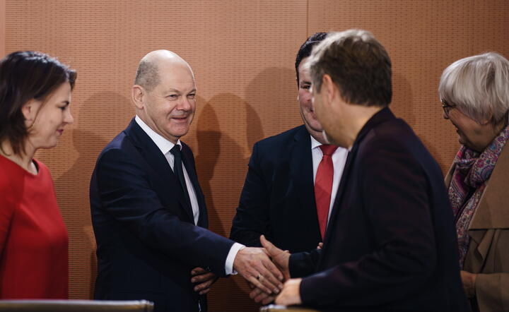 kanclerz Niemiec Olaf Scholz (2-L) i minister gospodarki Robert Habeck (4-L) / autor: fotoserwis PAP