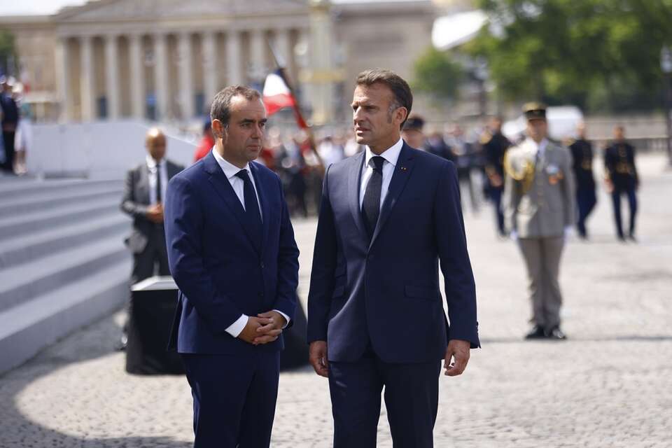 Dotychczasowy minister obrony, teraz premier Sebastien Lecornu i prezydent Francji Emmanuel Macron (zdj. archiwalne) / autor: PAP/EPA/MOHAMMED BADRA / POOL