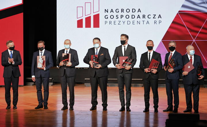 Prezydent Andrzej Duda z laureatami Nagrody Gospodarczej Prezydenta RP, Rzeszów 2021 / autor: fotoserwis PAP