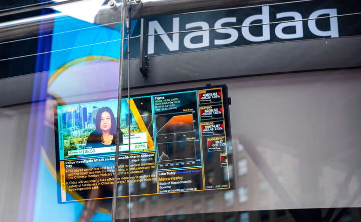 Ekran z notowaniami akcji na giełdzie NYSE na Times Square w Nowym Jorku / autor: PAP/EPA/ANGELINA KATSANIS