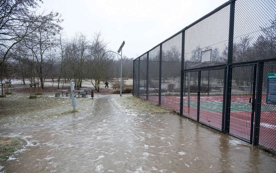 Niebezpieczna pogoda w całej Polsce. To m.in. marznące opady i gołoledź. Na zdjęciu sytuacja w Poznaniu / autor: PAP/Jakub Kaczmarczyk