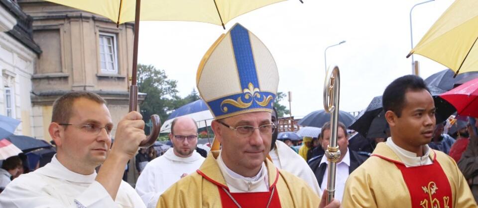 Prymas arcybiskup Wojciech Polak (C) przewodniczy uroczystości Matki Bożej Jasnogórskiej na Jasnej Górze / autor: PAP/Waldemar Deska