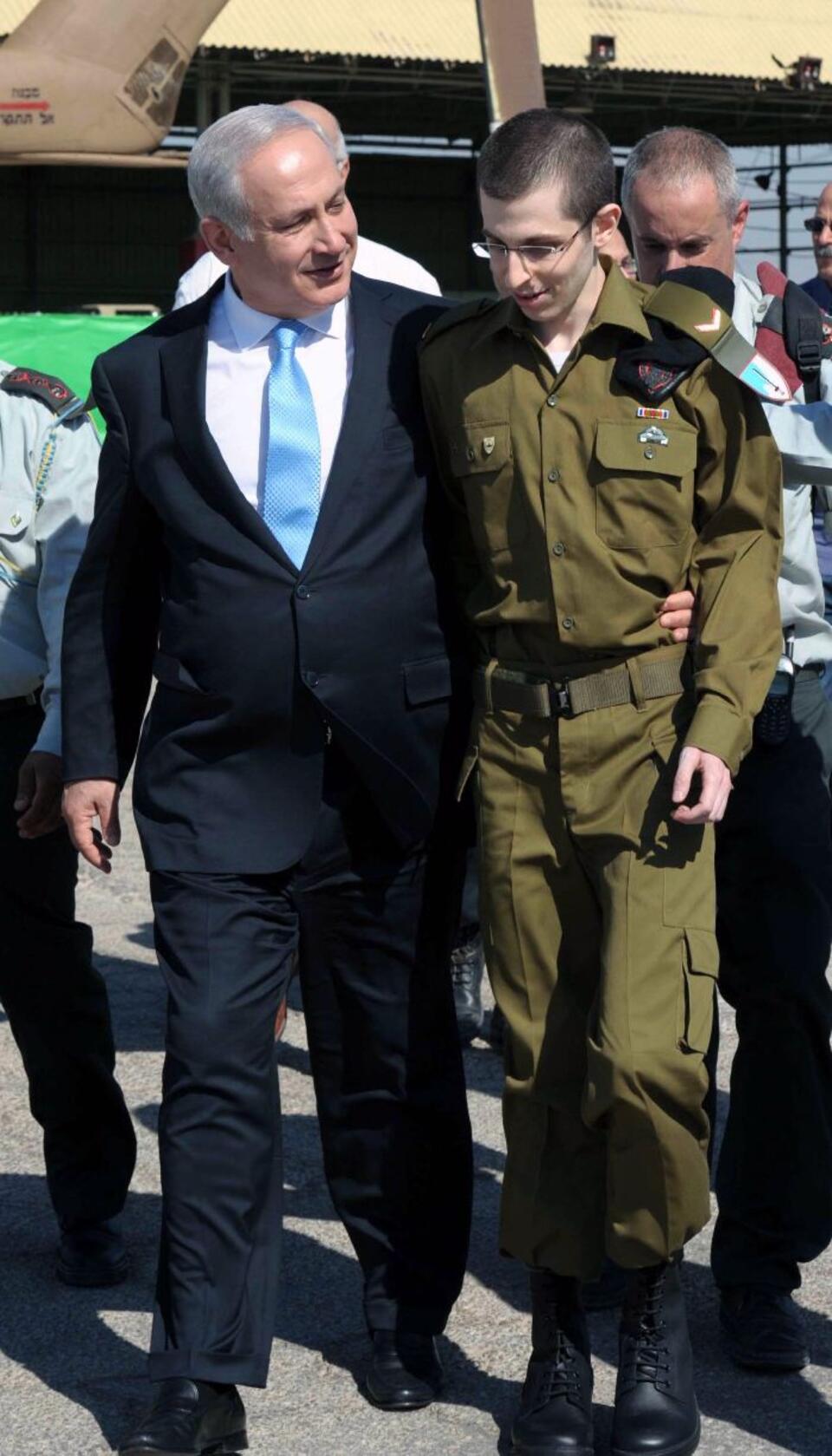 Premier Izraela Benjamin Netaniahu z uwolnionym żołnierzem.  Fot. PAP/EPA