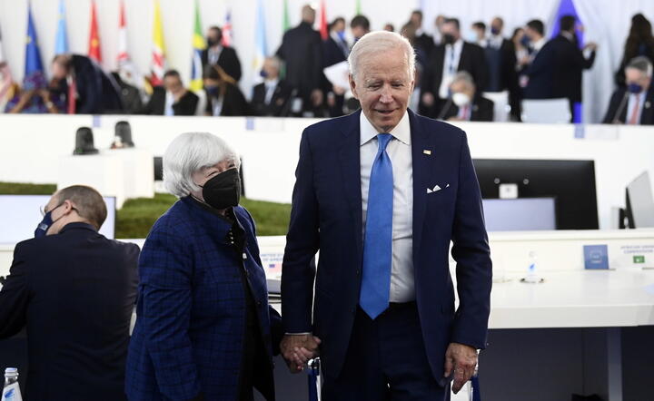 Prezydent USA Joe Biden na szczycie G20. Obok sekretarz stanu USA Janet Yellen / autor: PAP/ EPA/Riccardo Antimiani