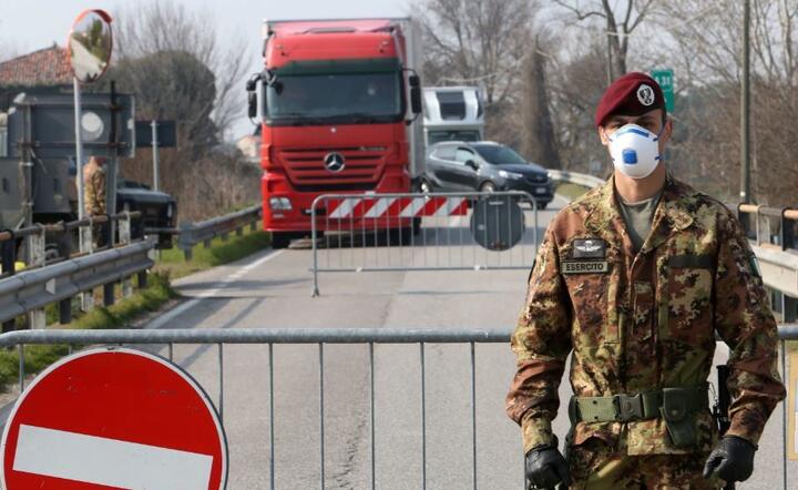 Żołnierze blokują wjazd do zamkniętych stref / autor: PAP/EPA/NICOLA FOSSELLA
