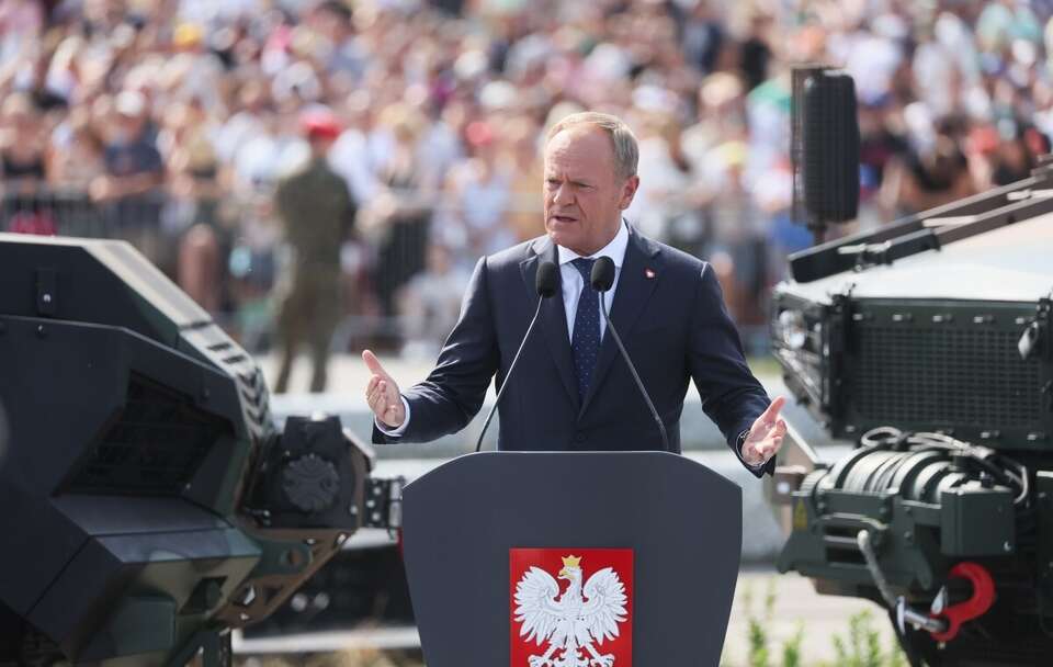 Premier Donald Tusk przemawia przed rozpoczęciem defilady z okazji Święta Wojska Polskiego na Wisłostradzie w Warszawie / autor: PAP/Leszek Szymański