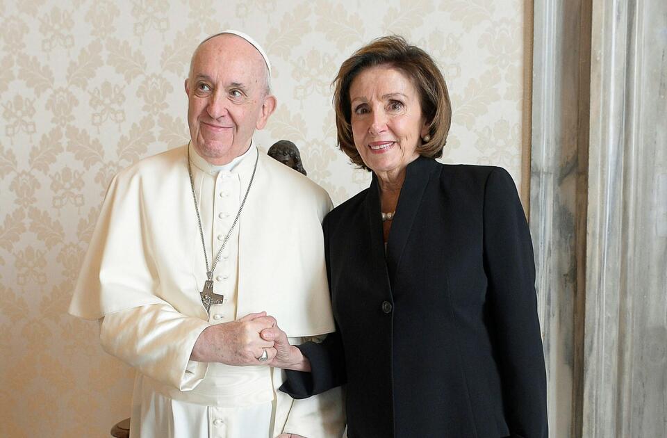 Papież Franciszek i Nancy Pelosi. / autor: PAP/EPA/VATICAN MEDIA