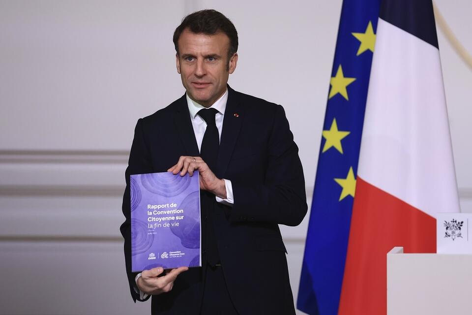 Prezydent Francji Emmanuel Macron z raportem Konwencji Obywatelskiej ds. eutanazji / autor: PAP/EPA/Aurelien Morissard / POOL