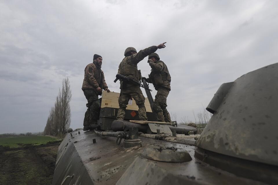 Ukraińscy żołnierze w strefie między obwodami donieckim i ługańskim / autor: PAP/EPA