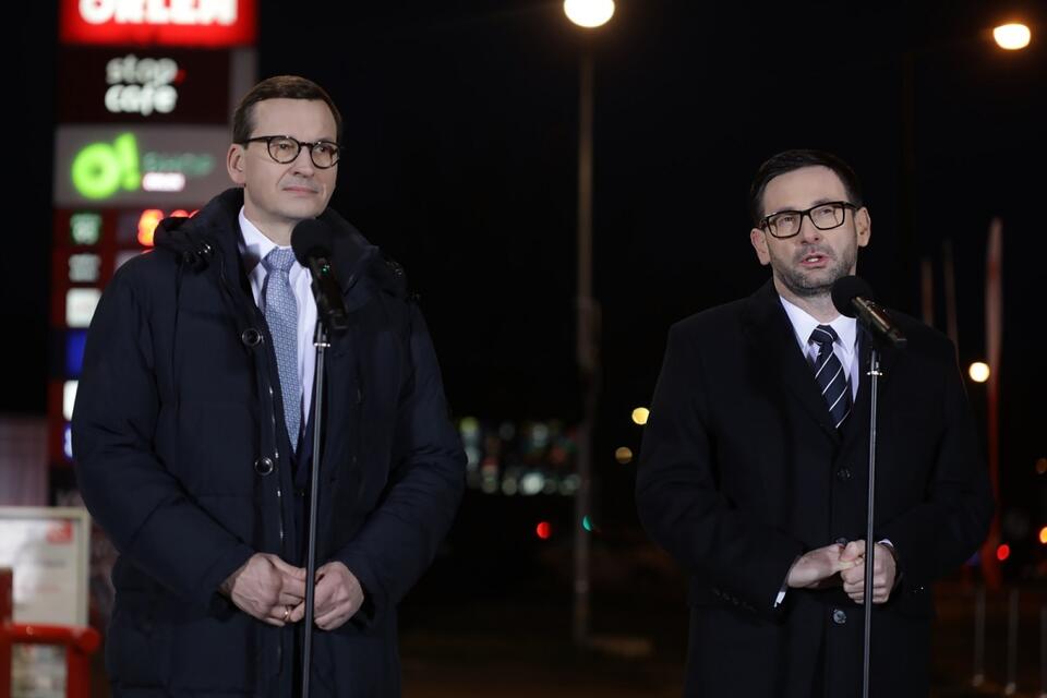 Premier Mateusz Morawiecki i prezes Orlenu Daniel Obajtek / autor: PAP/Albert Zawada