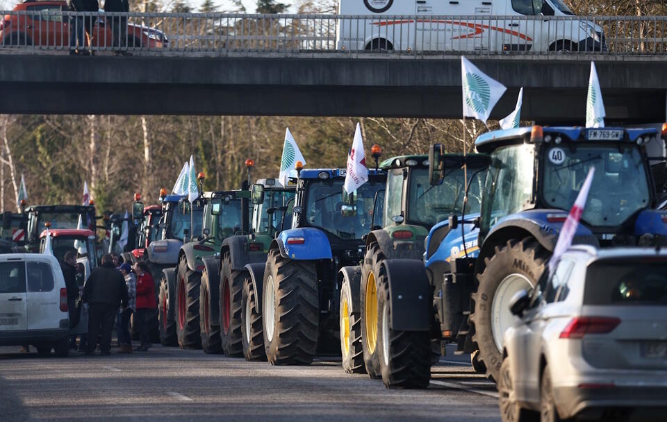 Protest francuskich rolników  / autor: PAP/EPA/Mohammed Badra