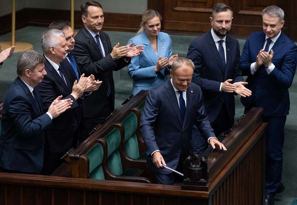 Na zdjęciu premier Donald Tusk oklaskiwany w Sejmie przez swoich ministrów / autor: Fratria