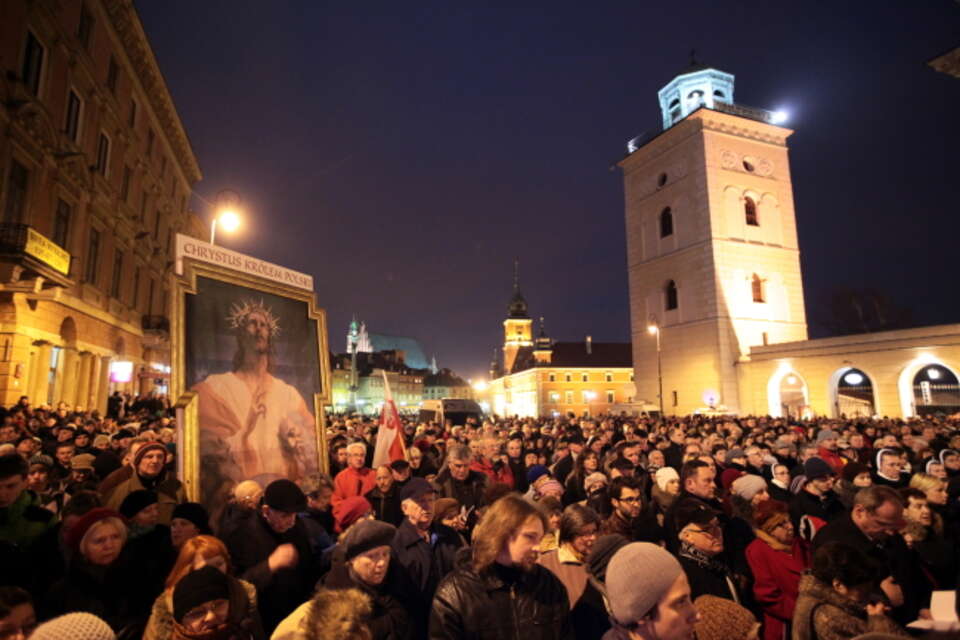 Tłumy na wielkopiątkowej Drodze Krzyżowej w Warszawie. Fot. PAP / Tomasz Gzell