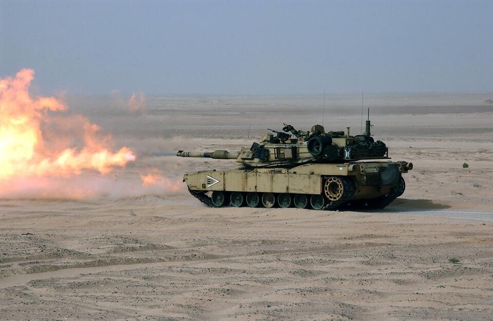 M1A1 Abrams / autor: wikimedia commons/ U.S. Navy photo by Photographer’s Mate 1st Class Ted Banks. - http://www.navy.mil/view_image.asp?id=11188 / domena publiczna