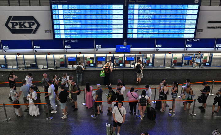 Tablica odjazdów i przyjazdów pociągów na dworcu Warszawa Centralna / autor: PAP/Radek Pietruszka