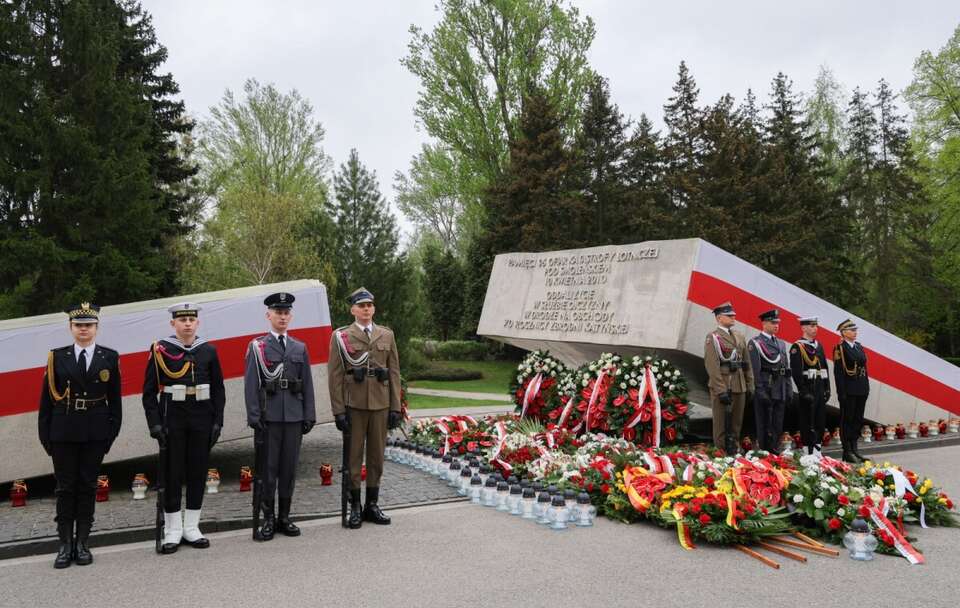 Uroczystość przed pomnikiem Ofiar Katastrofy Smoleńskiej na Cmentarzu Wojskowym na Powązkach / autor: PAP/Paweł Supernak