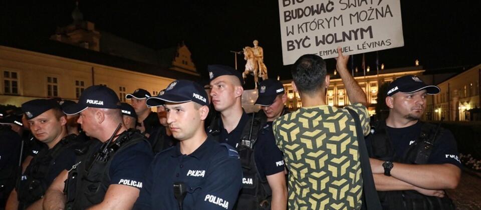 Policja przed Pałacem Prezydenckim / autor: PAP/Paweł Supernak