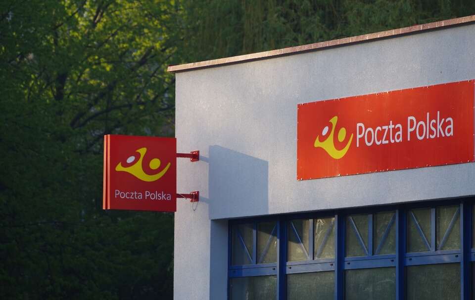 Przedstawiciel Poczty Polskiej dostarczy pakiet wyborczy  / autor: Fratria