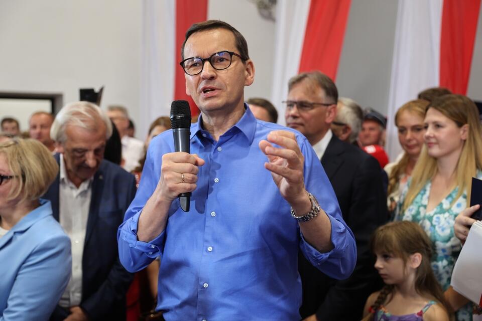 Premier Mateusz Morawiecki (C) podczas spotkania z mieszkańcami w Gorlicach. / autor:  PAP/Grzegorz Momot