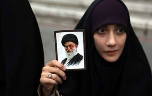 Iranka trzyma zdjęcie Ali Chameneia / autor: PAP/EPA