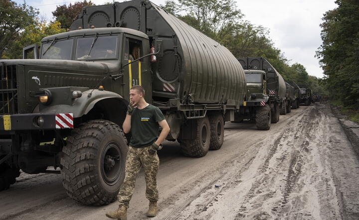 Wojska ukraińskie na drodze w pobliżu Charkowa / autor: PAP/EPA