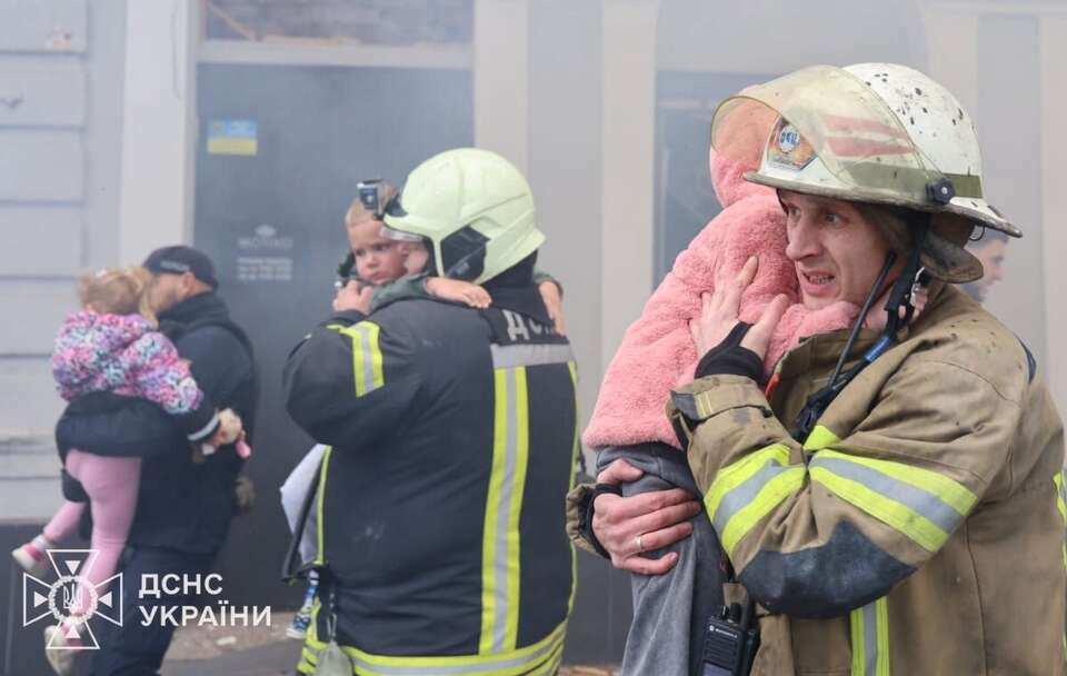 Ewakuacja dzieci z zaatakowanego przedszkola / autor: X/@ZelenskyyUa