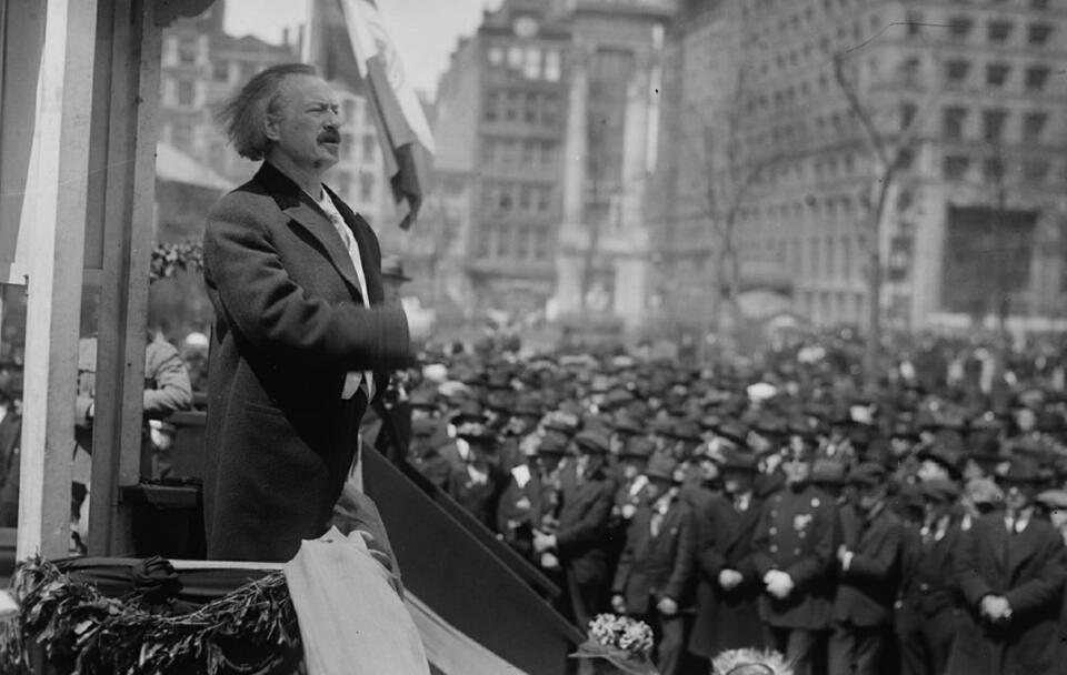 Ignacy Jan Paderewski przemawia w USA przed Biblioteką Kongresu / autor: Domena publiczna