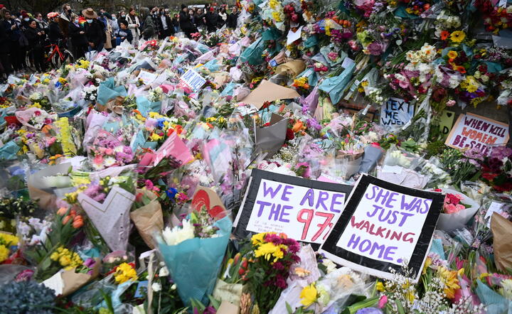 Londyn, odręcznie wykonane napisy i kwiaty podczas akcji upamiętnienia kobiety porwanej i zamordowanej przez policjanta / autor: fotoserwis PAP