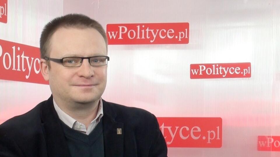 Łukasz Warzecha w studiu telewizyjnym wPolityce.pl