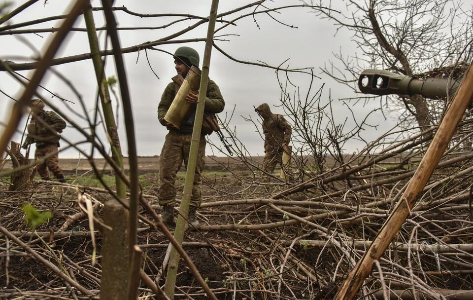 Ukraińska artyleria pod Bachmutem / autor: PAP/EPA