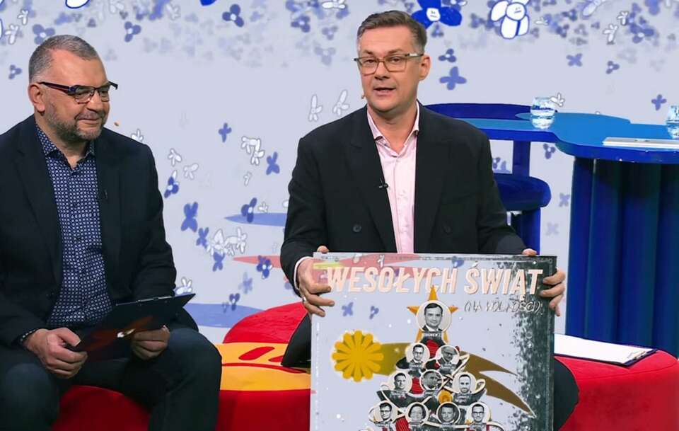 Prowadzący "Kwiatków polskich" z plakatem / autor: YT: TVP w likwidacji