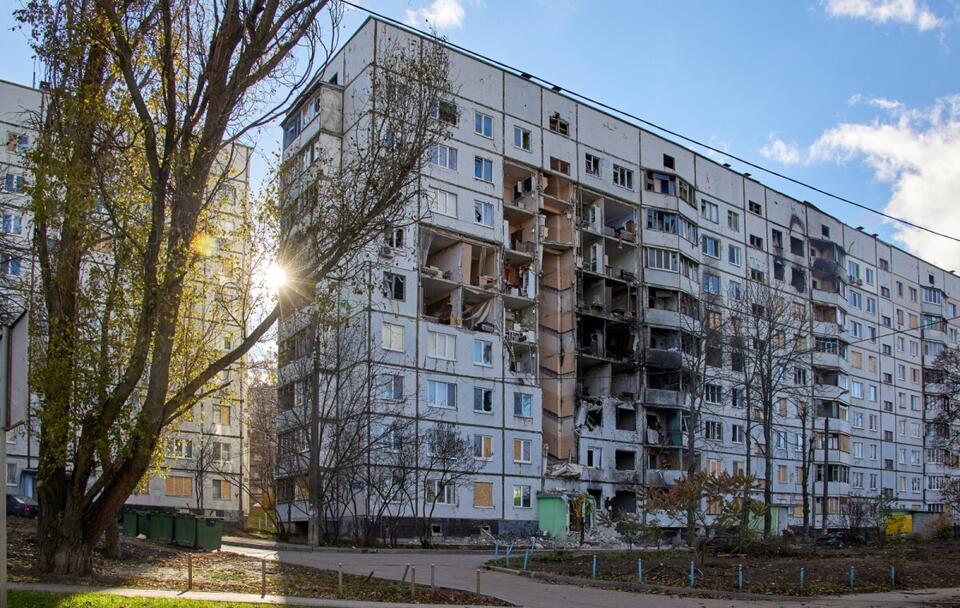 Zniszczony blok w Charkowie, w wyniku rosyjskiego ostrzału rakietowego  / autor: PAP/EPA/SERGEY KOZLOV