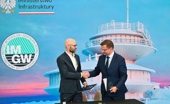 Dyrektor IMGW-PIB prof. dr hab. inż. Robert Czerniawski (P) i prezes zarządu Pre-Fabrykat Grzegorz Sadownik (L) podczas podpisania umowy na modernizację obserwatorium meteorologicznego na Snieżce / autor: PAP/Maciej Kulczyński