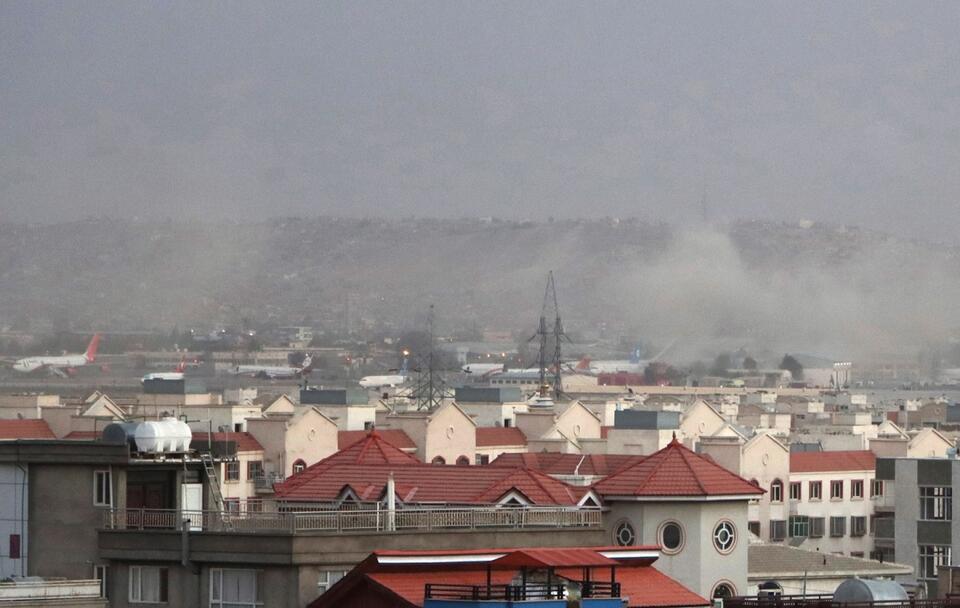 Wybuch w pobliżu lotniska w Kabulu / autor: PAP/EPA
