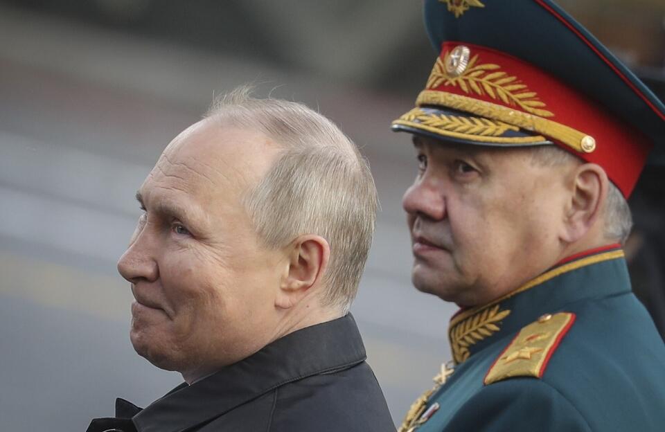 Prezydent Rosji Władimir Putin i minister obrony Rosji Siergiej Szojgu podczas parady z okazji Dnia Zwycięstwa 9 maja / autor: PAP/EPA