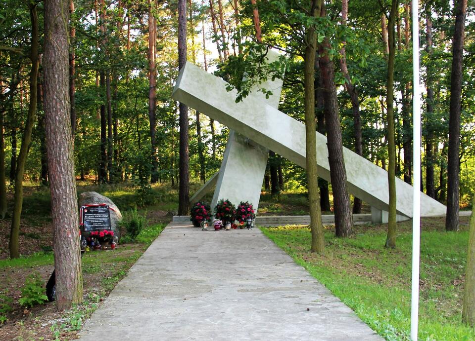 Przy drodze krajowej nr 80 łączącej Toruń z Bydgoszczą, w lesie koło Górska, znajduje się pomnik przedstawiający przewrócony krzyż. Upamiętnia on miejsce uprowadzenia ks. Jerzego Popiełuszki 19 października 1984 roku przez funkcjonariuszy MSW  / autor: wPolityce.pl